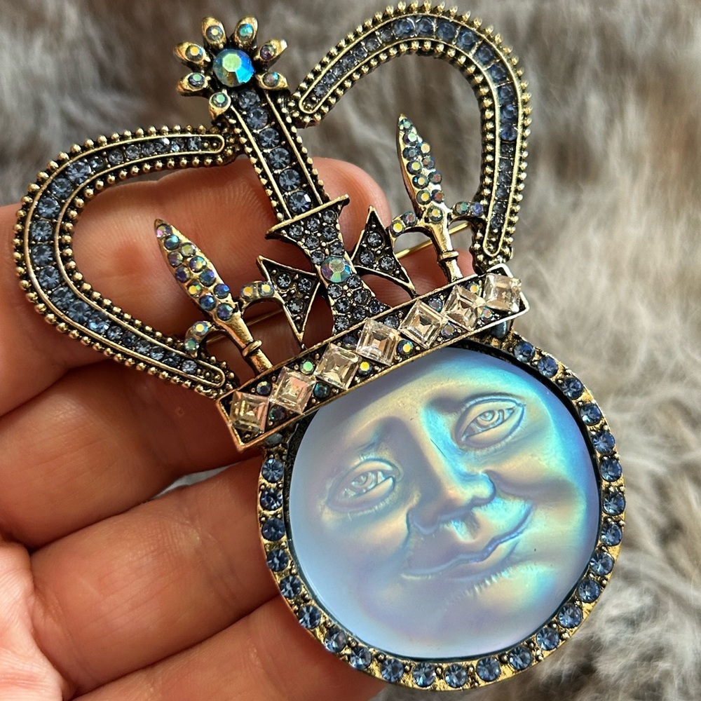 Iridescent 3D man in the moon face king brooch pendant on chain
